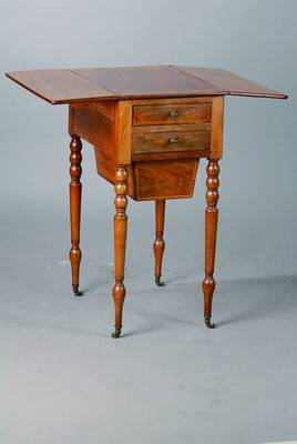 Nähtisch, England, um 1830/50, Nußbaum, 2 -schübig, beidseitig abklappbar, gedrechselte Beine, Fadenintarsien, Gebr.-Sp., ca. 70x34(72)x47 cm