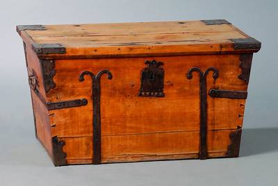 Kutschentruhe, wohl norddeutsch, um 1870, Kiefer, reich verzierte Eisenbeschl., ohne Schlüssel, st. Gebr.-Sp., alt belassen, schwundrissig, ca. ...