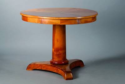 Runder Tisch, Biedermeier, um 1840, Ahorn, Furnier vielfach gespiegelt verlegt, Gebr.-Sp., teilrest., H. 74 cm, D. 92 cm