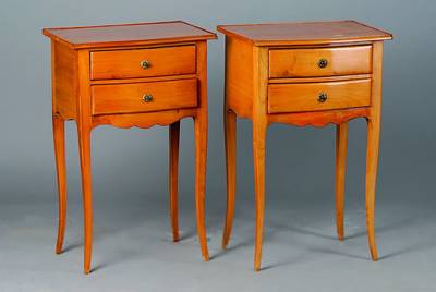 2 Beistellschränkchen, um 1900, Kirschbaum, je 2-schübig, allseitig geschweift, Gebr.-Sp., je ca. 69x45x31 cm
