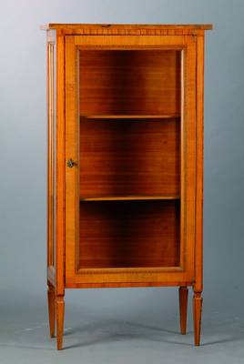 Kleine Vitrine, Biedermeier, um 1830/40, Kirschbaum, 1-türig, 3-seitig verglast, Fadenintarsien, schwundrissig, Gebr.-Sp., Einlegeböden sek., ca. ...