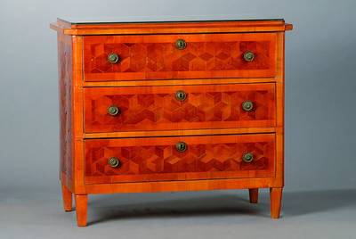 Kommode, Biedermeier, um 1820/30, Kirschbaum, 3-schübig, Würfelintarsien romboidförmig verlegt, abgeflachte Ecken, Furniersch., alt belassen, ...