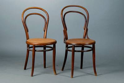 4 Thonetstühle, Wien, um 1900/10, Bugholz, Signatur, Sitzfläche mit Geflecht, alt belassen, st. Gebr.-Sp., Überholung empf., ca. 89x91x47 cm, Sh. ...