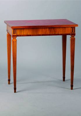 Spieltisch, um 1840/50, Nußbaum, Platte mit Ledereinlage, Würfelintarsien, ursprünglich aufklappbar, ein Teil jedoch fehlend, drehbar, Gebr.-Sp., ...