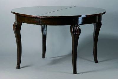 Ausziehtisch, 20.Jh., Eiche, dunkel gefasst, 4 Einlegebretter, Beine geschweift, ausziehbar, H. 76 cm, D. 125 cm, Einlegebretter je 60 cm