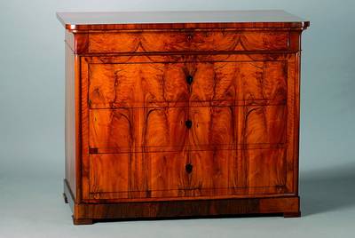 Kommode, Baden, um 1850, Biedermeier, Nußbaumfurnier, Furnier 4-fach gespiegelt verlegt, 4-schübig, abgerundete Ecken, Fuß getreppt, l. Gebr.-Sp., ...