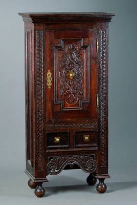 Schrank, wohl flämisch, um 1870, unter Verwendung alter Teile des 18. Jh., Eiche massiv, Inlets einfach gekrakt, Zierleisten 4-fach getreppt, reiche ...