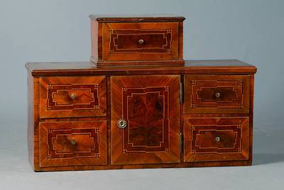Tabernakelaufsatz, wohl Niederrhein, um 1750/60, Korpus WH, Wurzelnußfurnier gesp. verlegt, Ahornfadenintarsien, 5-schübig, Tabernakelteil, st. ...