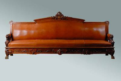 Prunksofa, Frankreich, um 1870/80, Eiche, hellbrauner Lederbzug sek. Polsterung alt belassen, reich geschnitzt in Form v. Voluten Akanthusblättern ...