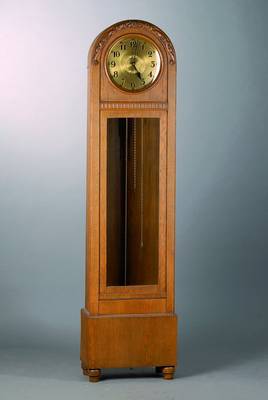 Standuhr, deutsch, um 1930, helles Eichengehäuse, facett. verglast mit Perlleistendekor und Schnitzarbeiten, vergoldetes Messingzifferblatt, ...