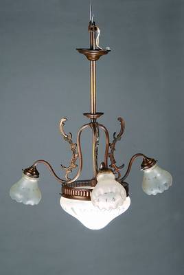 Jugendstillampe, um 1910-15 pattinierte Messingfassung, 4 Brennstellen, original geschliffene Glasschirme, Elektrifizierung nicht geprüft, H. 75 cm