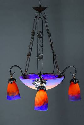 Deckenlampe, Frankreich, Luneville, Müller, Freres, 20er Jahre Schichtglas mit blauen, violetten u. orangefarbenen Einpuderrungen, Eisenfassung mit ...