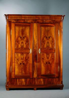 Dielenschrank, Pfalz, um 1820/30, Nußbaum massiv/Furnier, org. Zustand, Org. Beschl. Schloß und Schlüssel aus der Zeit, 2-türig, symmetrisches ...