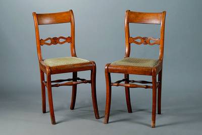 3 Stühle. deutsch, um 1850/60, Nußbaum, geschweift, Rücken verstrebt, Teile geklebt bzw. fehlend, Alterssch., Restauration empf., ca. 90x43x40 cm, ...
