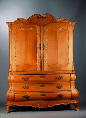 Schrank, Holland, um 1770/80, Eiche, Unterteil 3-schübig, bombiert, Oberteil 2 -türig, allseitig geschweift, reich verzierte Beschl., Tatzenfüße, ...