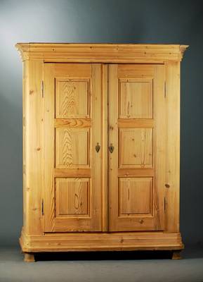 Biedermeierschrank, badisch, um 1830, WH, 2 -türig, Front und Seiten kassettiert, Furnier gesp. verlegt, org. Zustand, natur belassen, abgerundete ...