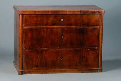 Kommode, Pfalz, wohl Landau, um 1830, Nußbaumfurnier, 3-schübig, abgerundete Ecken, Zarge gerieft, 1 Leiste fehlt, Furniersch., Alterssch., ...