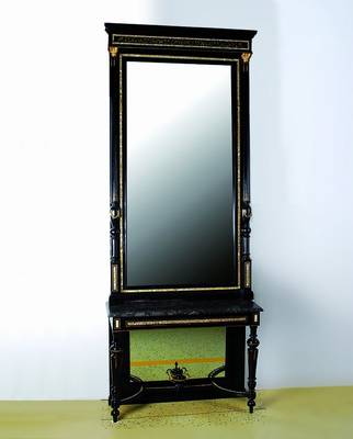 Konsole mit Spiegel, wohl Frankreich, um 1870/80, schwarz gefasst, reiche Perlmutteinlagen, 2-teilig, je mit Spiegelglas, Voll- bzw. 3/4-Säulen ...