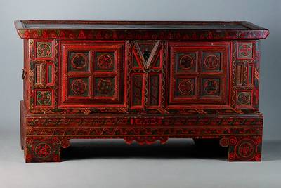 Truhe, süddeutsch, um 1800, WH, reiche Bemalung, 2-türig, ursprüngl. aufklappbar, Front kassettiert, seitl. Eisengriffe, alt belassen, Alterssch., ...