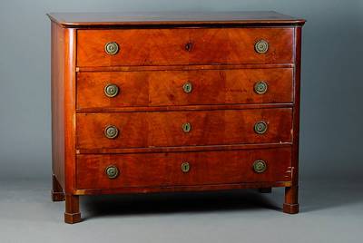 Kommode, mitteldeutsch, um 1820/30, Nußbaumfurnier, 4-schübig, 1 Schublade ohne Schloß, 1 Schloß defekt, abgerundete Ecken, orig. Füße, ein ...