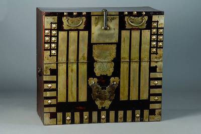 Truhe, Korea, um 1900, WH, gelackt, reiche Messingbeschl., z.T. graviert, ohne Schloß, Alterssch., ca. 85x90x42 cm
