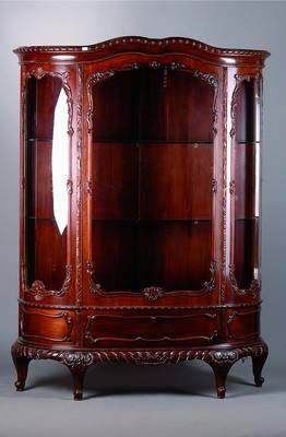 Vitrine, um 1910, Mahagoni, Barockstil, Front gewölbt, 1 Tür, verglast, 1-schübig, reiche Schnitzereien, 2 Glaseinlegeböden, Beine geschweift, ...