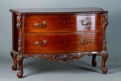 Kommode, um 1910, Mahagoni, Barockstil, 2-schübig, allseitig geschweift, reiche Akanthusblatt und Blütenschnitzerei, unteres Schloß defekt, ohne ...