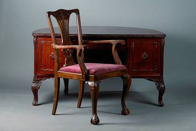 Schreibtisch, um 1910, Mahagoni, Barockstil, halbrund, 3-türig, 1-schübig, ohne Schlüssel, allseitig geschweift, Akanthusblattschnitzerei, Beschl. ...