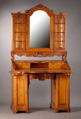 Tabernakelsekretär, wohl Mitteldeutschland, um 1760/70, Ahorn, 3-teilig, Unterteil 2 -türig, 1-schübig, Mittelteil aufklappbar, Inneneinrichtung: ...