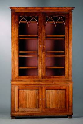 Bücherschrank, Biedermeier, um 1830, Nußbaum, 2-teilig, Oberteil 2-türig verglast und versprosst, 4 Einlegeböden, Unterteil 2-türig,2 ...