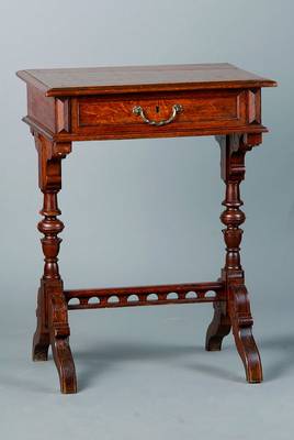 Nähtisch, Gründerzeit, um 1880/90, Eiche, reiche Drechselarbeit, 1 Schublade mit reicher Inneneinrichtung, Platte mit symmetrisch verlegtem ...
