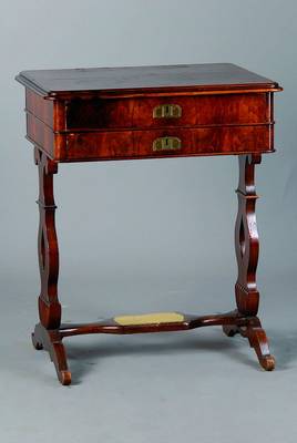 Nähtisch, süddeutsch, um 1860, Nussbaum massiv, Wurzelnußfurnier gespiegelt, Beschläge sek., mittig Schwundriss, Inneneinrichtung von 181, ...