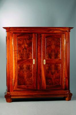 Louis Seize Schrank, wohl Freiburg, badisch, um 1800, Nussbaum massiv, org. Innenleben mit Schubladen, org. Schloss und Schlüssel und Beschläge, ...