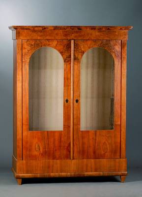 Vitrine, deutsch, um 1830, Nußbaum, 2-türig, verglast, schwundrissig, st. Alterssch., alt belassen, Kopf getreppt, 3 Einlegeböden, Überholung ...