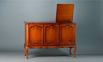 Sideboard, Warrings, Barockstil, Nußbaum, allseitig geschweift, aufgesetzte Akanthusblattschnitzereien, 3-türig, Platte einseitig aufklappbar, st. ...