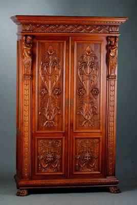 Schrank, Renaissancestil, Nußbaum, 2-türig, Inlets mit reicher Bildhauerarbeit, Lisenen m.Schuppendekor und vollplastischen Figuren a.d.Vollholz ...