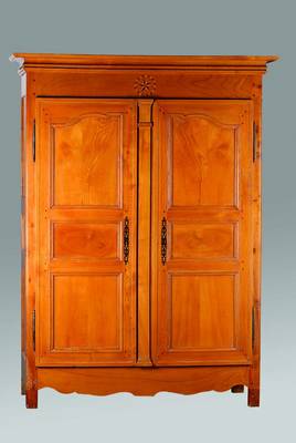 Schrank, Elsass-Lothringen, um 1770/80, Esche massiv, 2-türig, Front und Seiten kassettiert, Zarge geschweift, Reste alten Wurmbefalls, Kopf m. ...