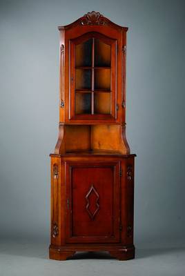 Eckschrank, 60/70er Jahre, Nußbaum, 2-türig, obere Tür verglast und versprosst, sparsame Schnitzereien, l. Furniersch., st. Gebr.-Sp., ca. ...