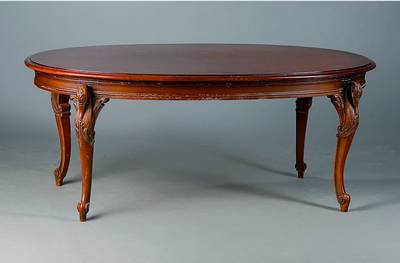 Couchtisch, Warrings, 70er Jahre, Nußbaum, oval, Beine geschweift, Schnitzereien in Form v. Schwänen, Füße in Voluten auslaufend, st. Gebr.-Sp., ...