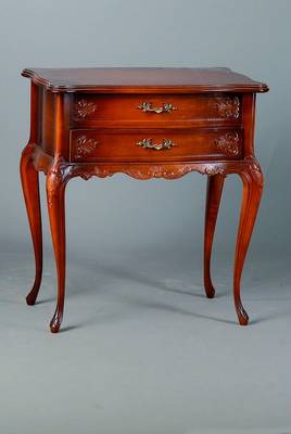 Kommode, 70er Jahre, Nußbaum, Barockstil, allseitig geschweift, 2-schübig, Akanthusblatt und Volutenschnitzerei, st. Gebr.-Sp., ca. 69x63x40 cm
