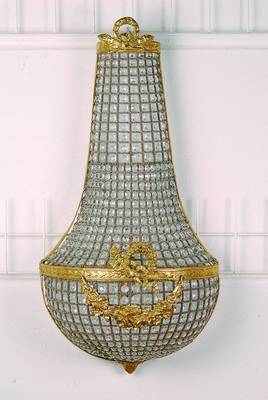 Wandlampe, Frankreich, nach Empire-Vorbild, Monturen Gelbguß reich verziert, reicher facettierter Kristallbehang eingeflochten, zwei Brennstellen, ...