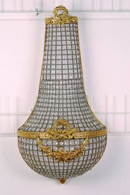 Wandlampe, Frankreich, nach Empire-Vorbild, Monturen Gelbguß reich verziert, reicher facettierter Kristallbehang eingeflochten, zwei Brennstellen, ...