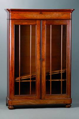 Bücherschrank, deutsch, um 1830/40, Spätbiedermeier, Mahagoni, 2-türig verglast und versprosst, 1 Kopfschublade, diese ohne Schlüssel, ...