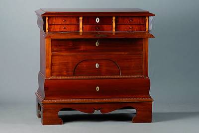 Kommode, Biedermeier, um 1840/50, Mahagoni, 4-schübig, obere Schublade aufklappbar, innen 4-schübig, 1 davon abschließbar, Zarge geschweift, ...
