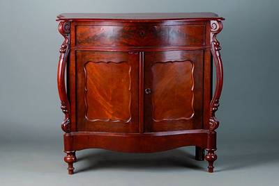 Halbschrank, mitteldeutsch, um 1835/45, Nußbaum/Mahagoni, Korpus WH, 2-türig, 1 -schübig, Front geschweift, Füße gedrechselt, sparsame ...
