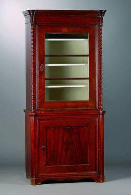 Aufsatzschrank, deutsch, um 1860, WH/Mahagoni, 2-teilig, Unterteil 1-türig, Oberteil 1-türig verglast und versprosst, 3 Einlegebretter, abgerundete ...