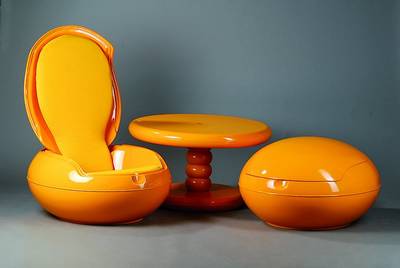 2 Sitzeier und Tisch, 70er Jahre, Designer Peter Ghyczy, Entwurf 1968, sog. Garden Egg, gelber Kunststoff, Sitz und Rückenfläche gepolstert und ...