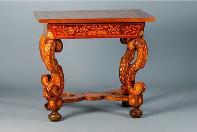 Prunktisch, Amsterdam, um 1750, Nußbaum/Wurzelnußfurnier, reiche Blätter und Blütenintarsien in Ahorn und Zitronenholz, Beine geschweift in Form ...