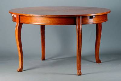 Ausziehtisch, um 1860, Nußbaum/Buche, Furnier 8-fach gespiegelt verlegt, oval, angedeutete Tatzenfüße, Beine geschweift, st. Gebr.-Sp., l. ...