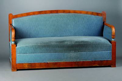Biedermeiersofa, um 1820/30, Kirschbaum, 3 -Sitzer, Armlehnen in Säulenform, Polsterung alt belassen, Bezug sek., schwundrissig, Alterssch., ca. ...